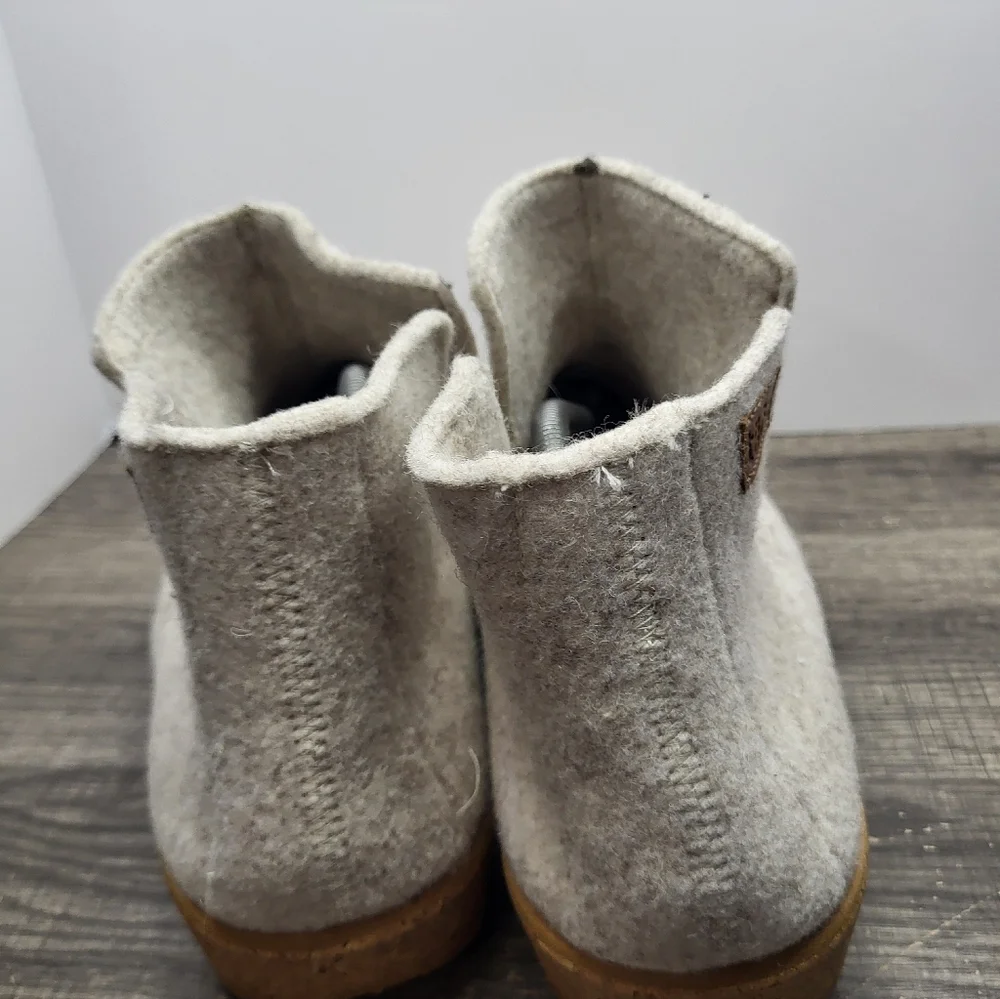 Taos Footwear gently used